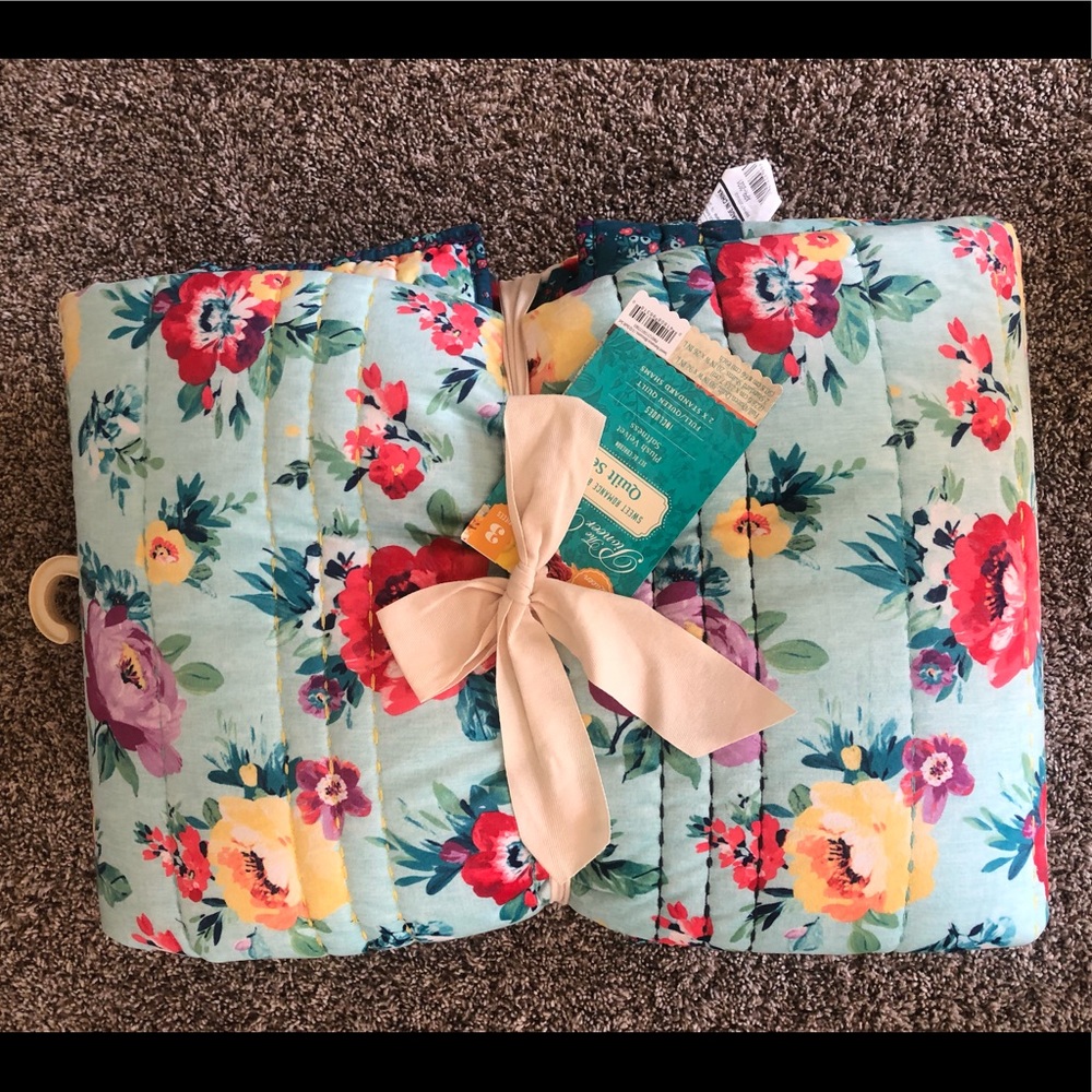 Brand new Pioneer Woman Full/Queen quilt and pillow shams